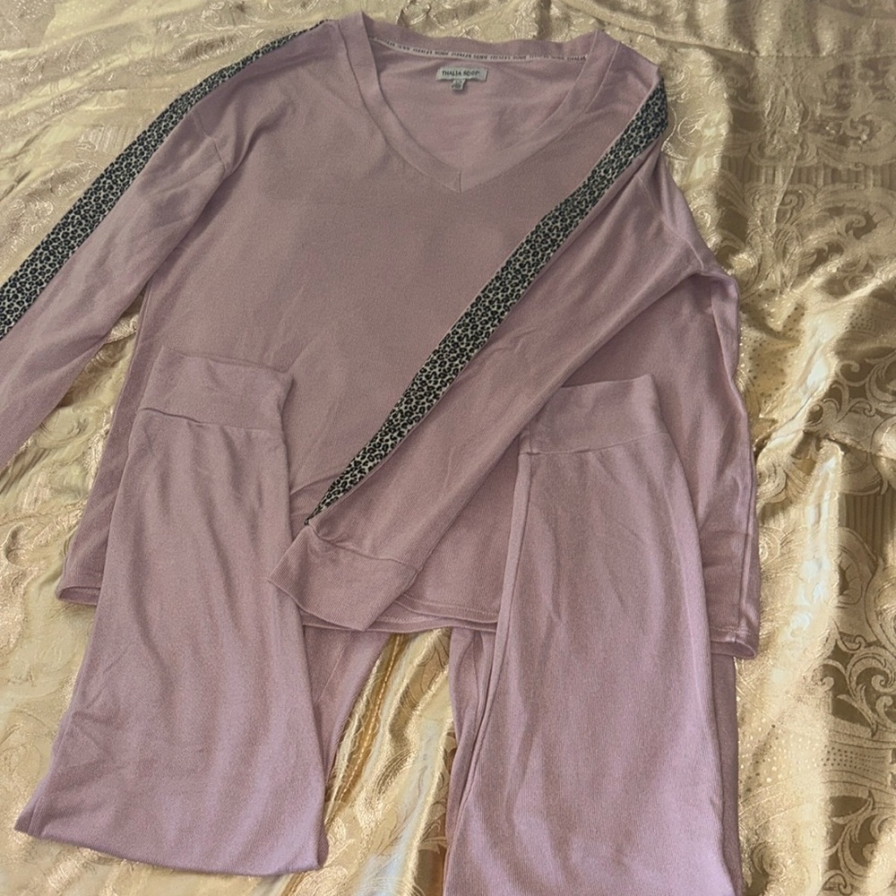 Thalia Sodi Women’s Pajama Set. Pink w/Cheeta Print. Size L. Super Soft.